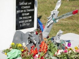В макеевском поселке Криничная открыли памятник погибшим мирным жителям