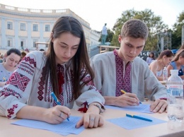 Возле памятника Дюку за школьными партами писали публичый диктант по украинскому языку