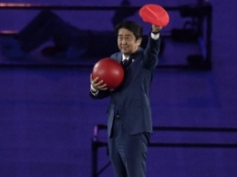 Премьер Японии появился на закрытии Олимпиады в образе Супер Марио