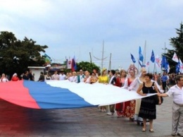 Ялтинцы отметили День флага России шествием по городской набережной