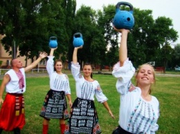 В Одессе девушки подкидывают 8-килограммовые гири как пушинки (ФОТО)