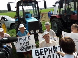 В Ростовской обл. полиция заблокировала фермеров на тракторах, которые ехали протестовать в Москву