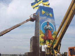 В Запорожье на постаменте "самого большого" Ленина появился козак