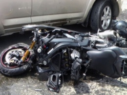 Иностранец разбился на мотоцикле вместе с пассажиркой