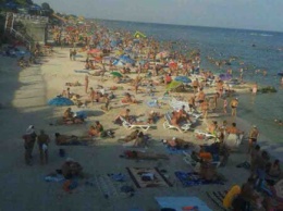 В Кирилловке на пляже ногу поставить некуда (фото)