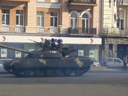 Сегодня в Харькове Порошенко передаст военным 150 единиц военной техники