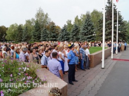 В Кривом Роге торжественно подняли Флаг Украины (фоторепортаж)