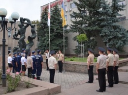 Николаевские спасатели торжественно подняли флаг Украины (ФОТО)