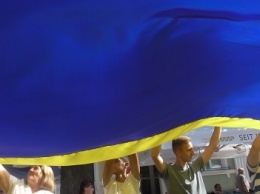 В Полтаве ко Дню государственного флага прошел грандиозный флешмоб
