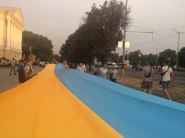 Несколько сотен запорожцев пронесли по центральному проспекту 300-метровый флаг (Фото)