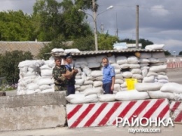 В Запорожской области в срочном порядке укрепляют блокпост (ФОТО)