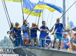 Николаев в День независимости порадовал парадом яхт и побил национальный рекорд по количеству флагов на воде