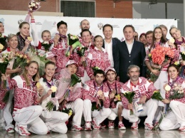 Российских олимпийцев встретили в аэропорту «Шереметьево» лезгинкой и цветами