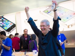 Золотые наручники Кука: глава Apple получил бонус в $100 млн после 5 лет в должности CEO