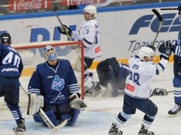 «Динамо» обыграло «Адмирал» в матче чемпионата КХЛ благодаря серии буллитов