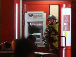 Полиция вступила в переговоры с неизвестным, который угрожает взорвать банк в центре Москвы