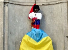 В Брюсселе статую «Писающего мальчика» одели в вышиванку и окутали в украинский флаг