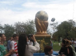Декомунизация по-полтавски: вместо Ленина поставили памятник футбольному мячу