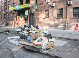 Город тонет в мусоре: переполненные альфатеры в центре Одессы (фото)
