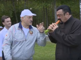 Лукашенко угостил актера Сигала морковкой