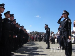 Офицерские погоны торжественно вручили патрульным в Ужгороде