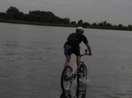 Вчера в Херсоне на набережной Парка Славы велосипедисты прыгали в воду вместе со своими "железными конями"