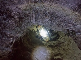 В Крыму машина сорвалась с природного обрыва и застряла в скале