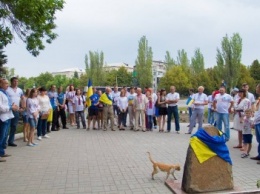 В Доброполье на День независимости к памятнику Ермакова возложили цветы