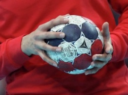 Женская сборная по гандболу подарила Путину мяч из Рио