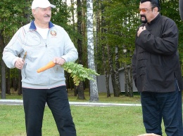 Лукашенко угостил Сигала белорусским салом, морковью и картошкой