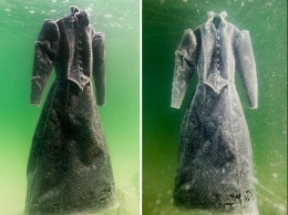 Художница два года держала черное платье в Мертвом море