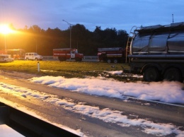 В России в результате ДТП на дорогу вылилось 8 тонн взрывоопасной жидкости