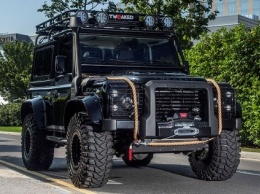 Британцы переделали Land Rover Defender в «машину Бонда»