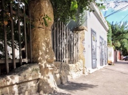 Забор общежития слепых в Одессе украшает истукан с острова Пасхи, а садик охраняет гигантский огурец