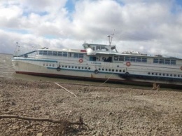 Теплоход с сотней пассажиров сел на мель в Якутии