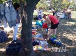 Старые вещи продают в Днепре, чтобы помочь пострадавшим от военных действий