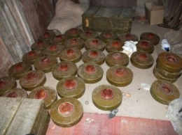 В прифронтовых поселках под Мариуполем полицейские обнаружили мины и снаряды (ФОТО)