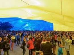 Завтра в Херсоне развернут самый большой флаг Украины