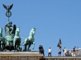 В Германии правые взобрались на Бранденбургские ворота в протест против миграционной политики