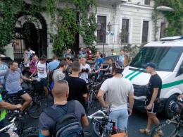 В Одессе автомобиль инкассаторов сбил велосипедиста (фото)