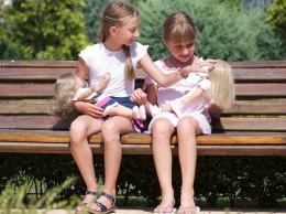 Воспитание куклы с поведением ребенка не всем подросткам под силу