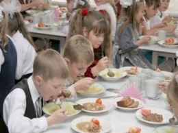 Школьников будут кормить на 4 гривны в день из-за жалоб на тендер
