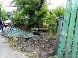В Виннице пьяный водитель, убегая от ГАИшников, сбил забор. ФОТО