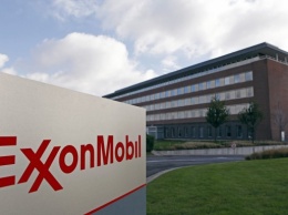 Американская компания ExxonMobil остановила добычу нефти на 3-х платформах