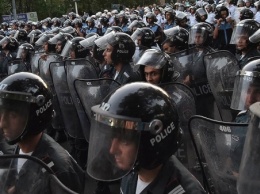 В Ереване между протестующими и полицией стали депутаты