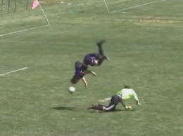 Футбол: Игрок школьной команды сделал сальто через вратаря и забил гол