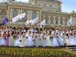 В Одессе тысяча невест запустят в небо огромный флаг Украины