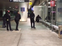 В аэропорту Лос-Анджелеса задержали мужчину в костюме Зорро, вооруженного пластиковым мечом