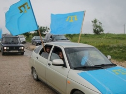 В Акъмеджите, Балчокъраке, Къарасувбазаре, Сувдаге нас встречал крымскотатарский флаг