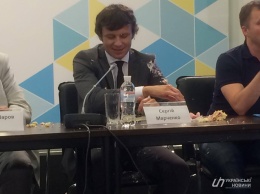 В замминистра финансов Марченко бросили торт на пресс-конференции